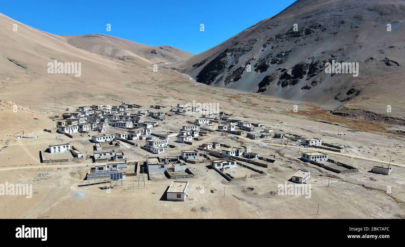 (200502) -- LE CAMP DE BASE DE QOMONGMA, 2 mai 2020 (Xinhua) -- une photo aérienne montre le village de Zangpu dans le canton de Zhaxizom, dans le sud-ouest de la région autonome du Tibet, 23 avril 2020. Zhaxi et sa famille vivent dans le village de plateau Zangpu, qui est le village administratif le plus proche du sommet le plus élevé du monde, le mont Qomolangma. En 2008, alors Zhaxi, 26 ans, est tombé amoureux de Deden, une fille de six ans de moins que lui. Zhaxi a décidé de marier Deden tout en vivant à part sa grande famille d'origine qui possédait un actif familial de plus de 200 yaks. Séparation de la famille, Banque D'Images