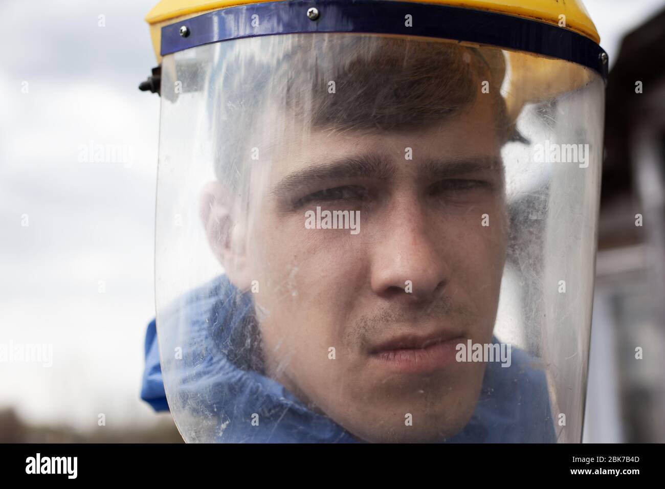 homme en plastique médical masque de visage rapprochée. protection contre la grippe virale covid-19, pandémie de quarantaine. Banque D'Images