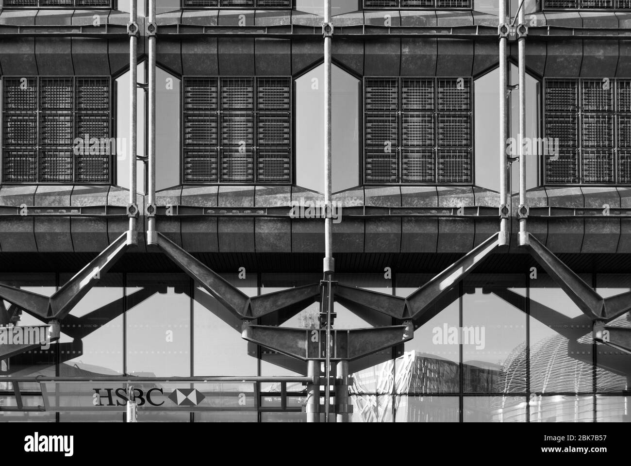 Cadre en acier revêtement en cuivre verre Architecture de haute technologie machine détail robotique HSBC 60 Queen Victoria Street, Londres EC4N par Foggo Associates B&W. Banque D'Images