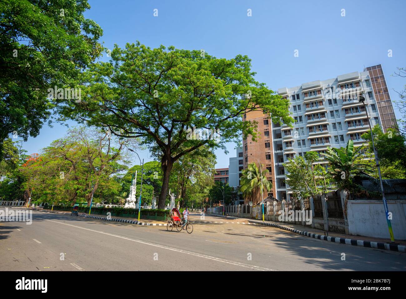 Les rues de la région du campus universitaire de Dhaka sont vides dans l'emprise du coronavirus à Dhaka, au Bangladesh. Banque D'Images