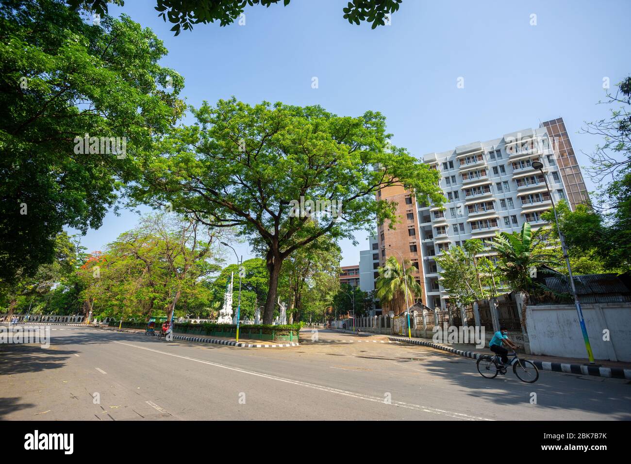 Les rues de la région du campus universitaire de Dhaka sont vides dans l'emprise du coronavirus à Dhaka, au Bangladesh. Banque D'Images