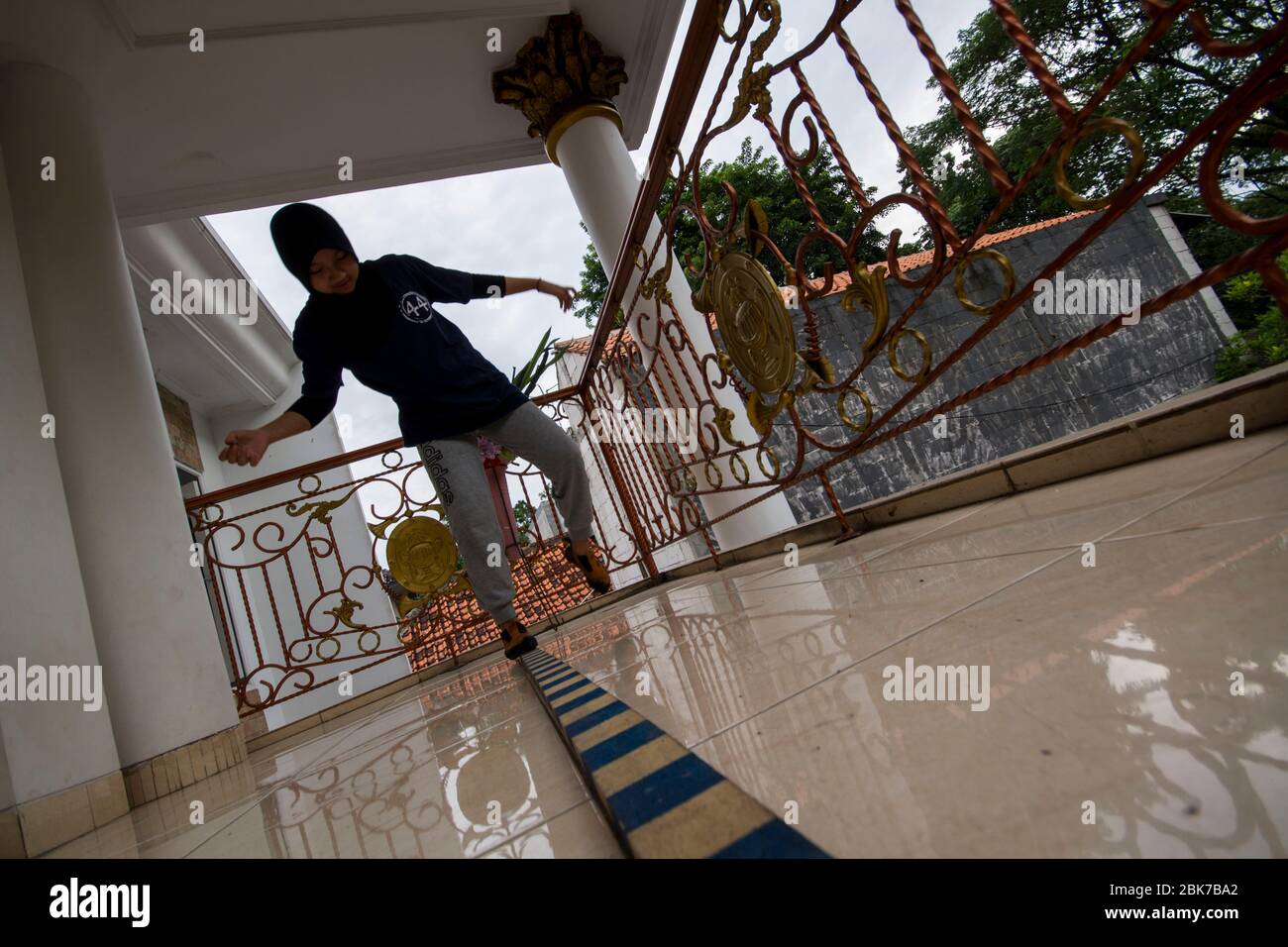 Jakarta, DKI Jakarta, Indonésie. 2 mai 2020. ALIKA KAHNZA l'athlète junior de l'escalade indonésienne faisait des exercices physiques dans sa cour. Les urgences de Covid-19 ont forcé les athlètes à maintenir la performance dans leur propre maison. Crédit: Muhammad Zaenuddin/ZUMA Wire/Alay Live News Banque D'Images