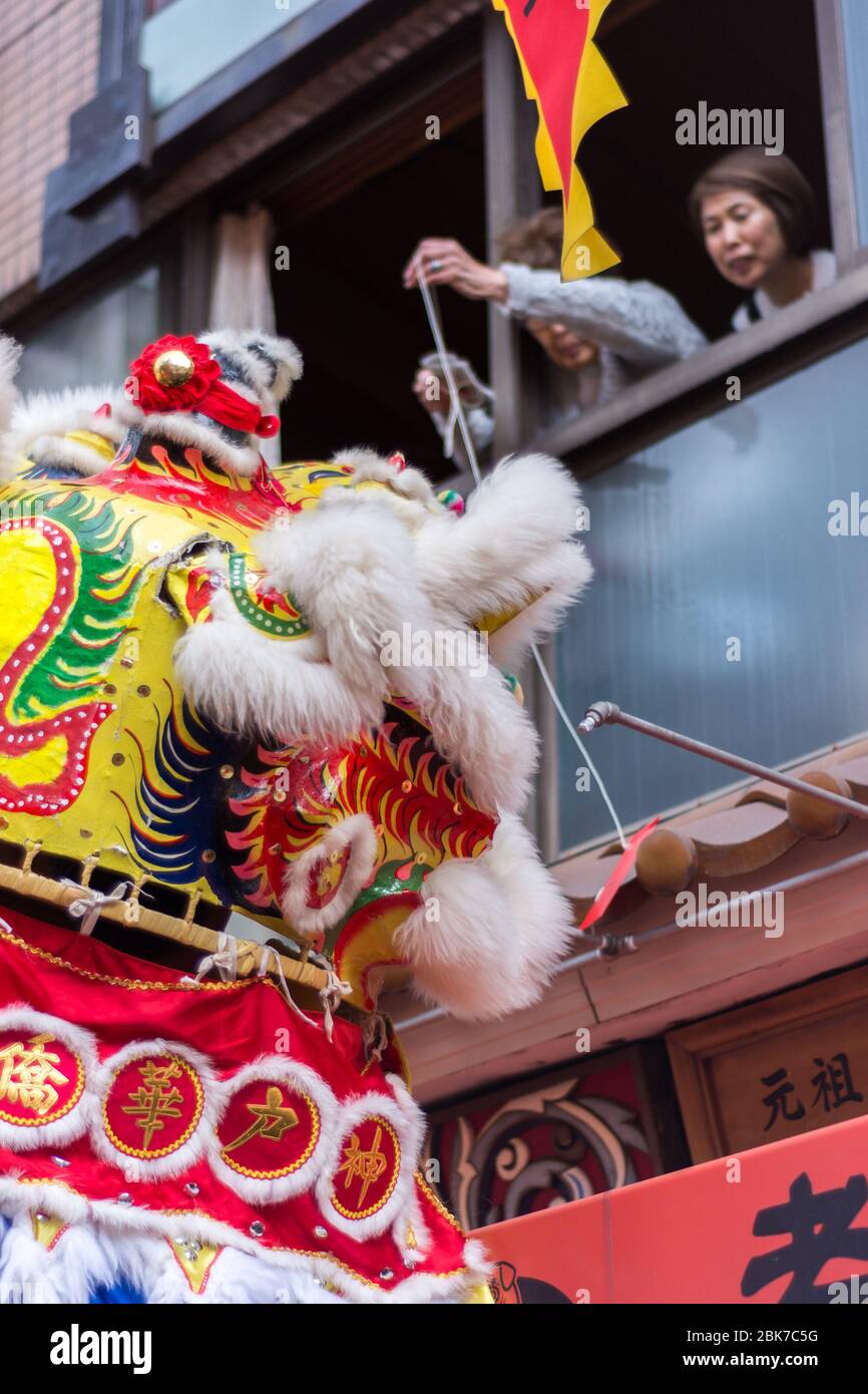 Kobe / Japon - 17 février 2018 : danse traditionnelle du Dragon lors de la célébration du nouvel an lunaire dans Chinatown à Kobe, Japon. Les gens qui essaient de « soudoyer » s'en sont Banque D'Images