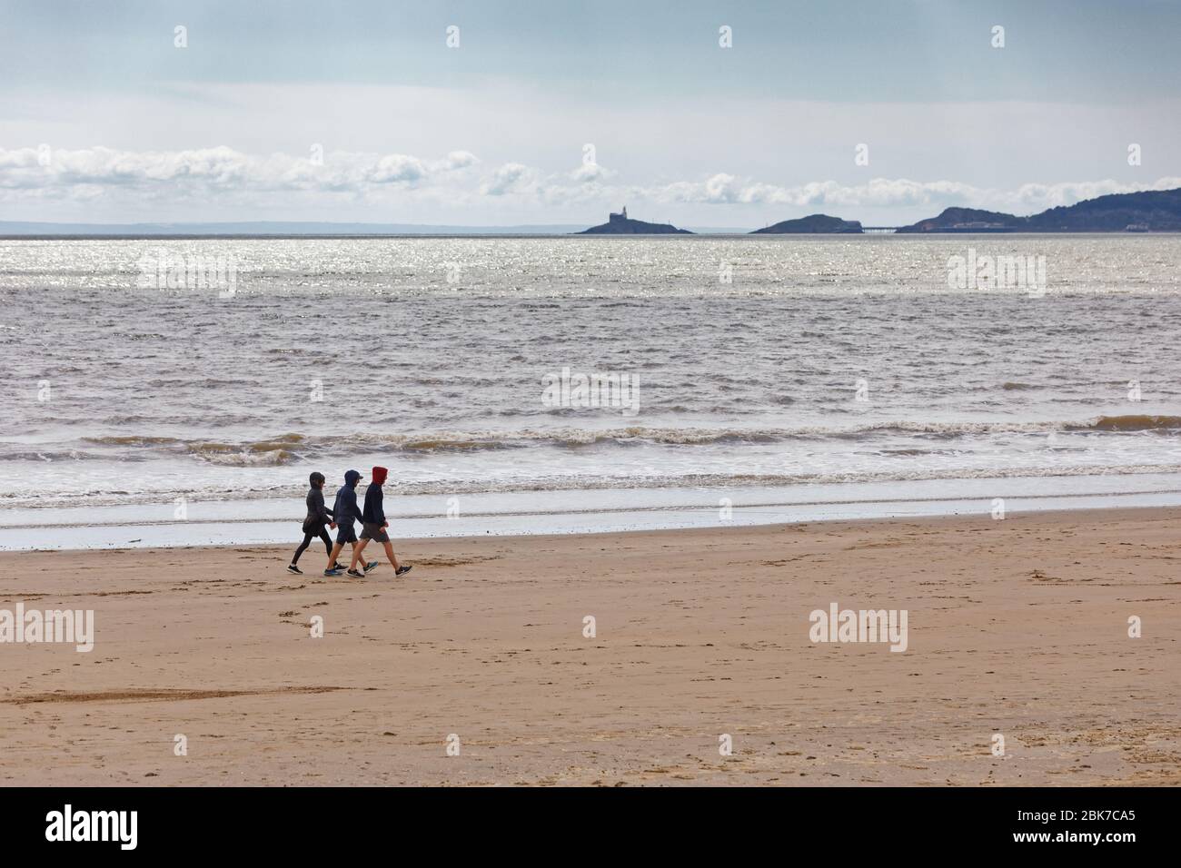 Les gens marchent sur la plage de Swansea Bay Banque D'Images