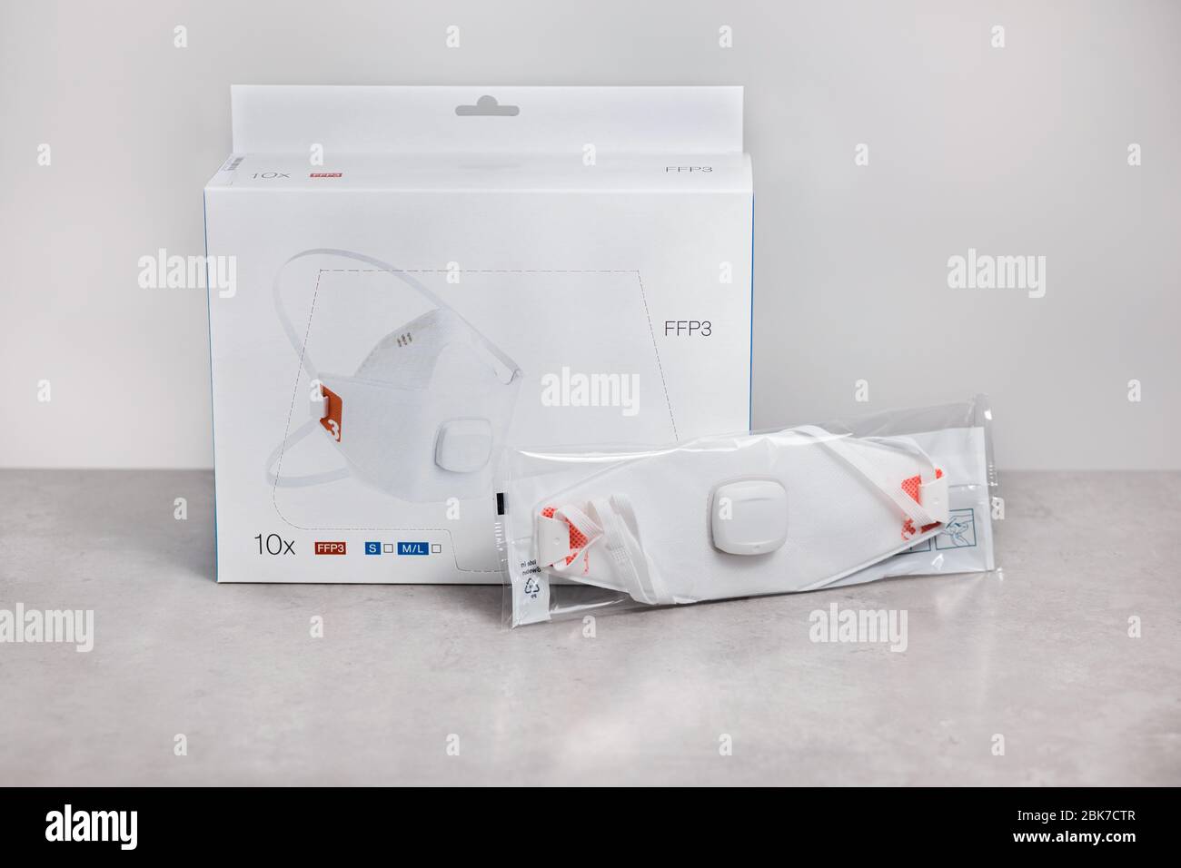 Un demi masque dans l'emballage sous vide près de la boîte Banque D'Images