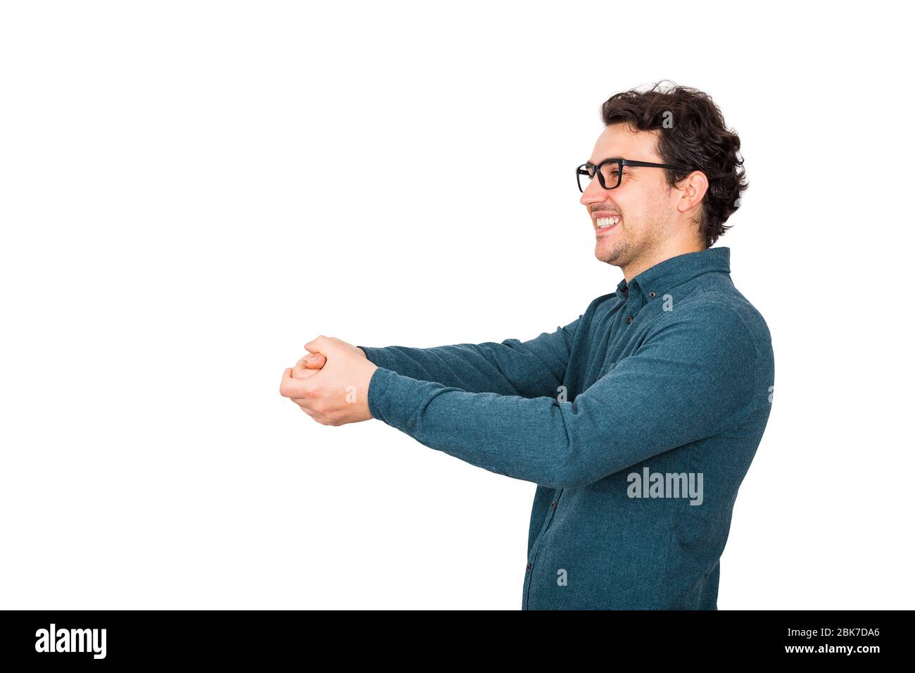 Portrait de vue latérale d'un homme d'affaires content tient un objet imaginaire dans ses mains isolé sur fond blanc. Personne d'affaires surplaisante, mains de la gtre Banque D'Images