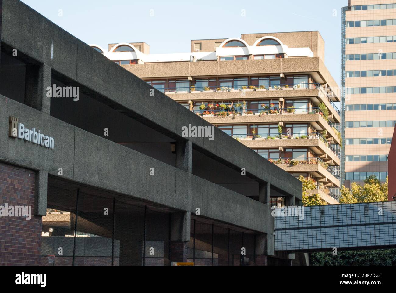Béton années 1960 Architecture brutaliste Barbican Estate par Chamberlin Powell et bon Architects Ove Arup sur Silk Street, Londres Banque D'Images