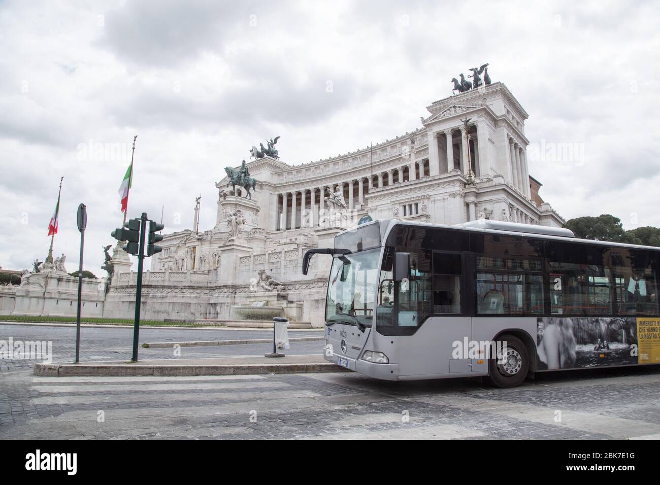 Roma, Italie. 02 mai 2020. Bus à la Piazza Venezia à Rome (photo de Matteo Nardone/Pacific Press) crédit: Pacific Press Agency/Alay Live News Banque D'Images