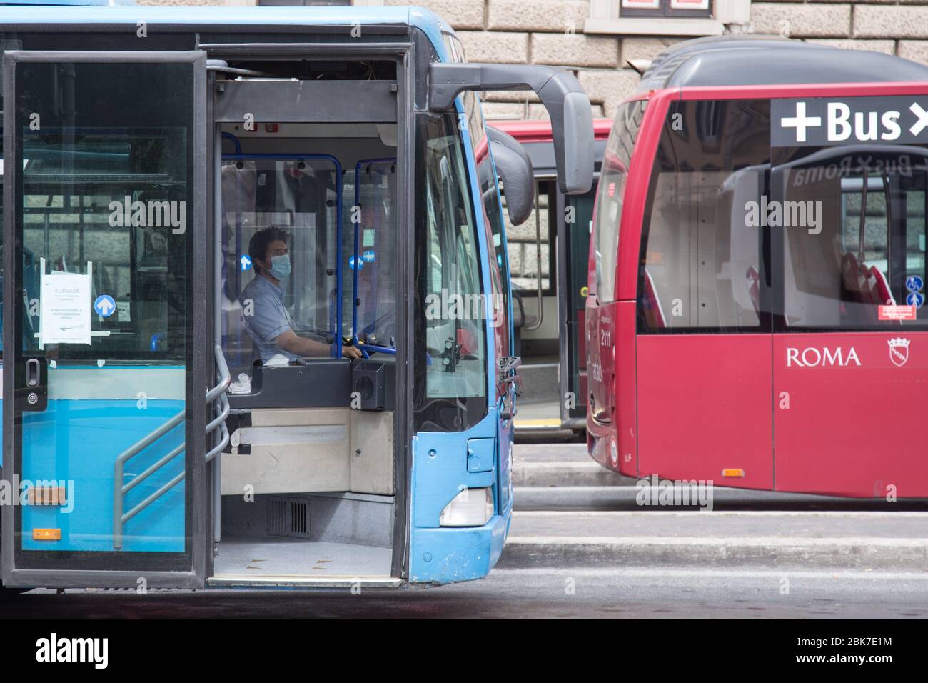 Roma, Italie. 02 mai 2020. Détails des bus au terminus de la via Paola à Rome (photo de Matteo Nardone/Pacific Press) crédit: Pacific Press Agency/Alay Live News Banque D'Images