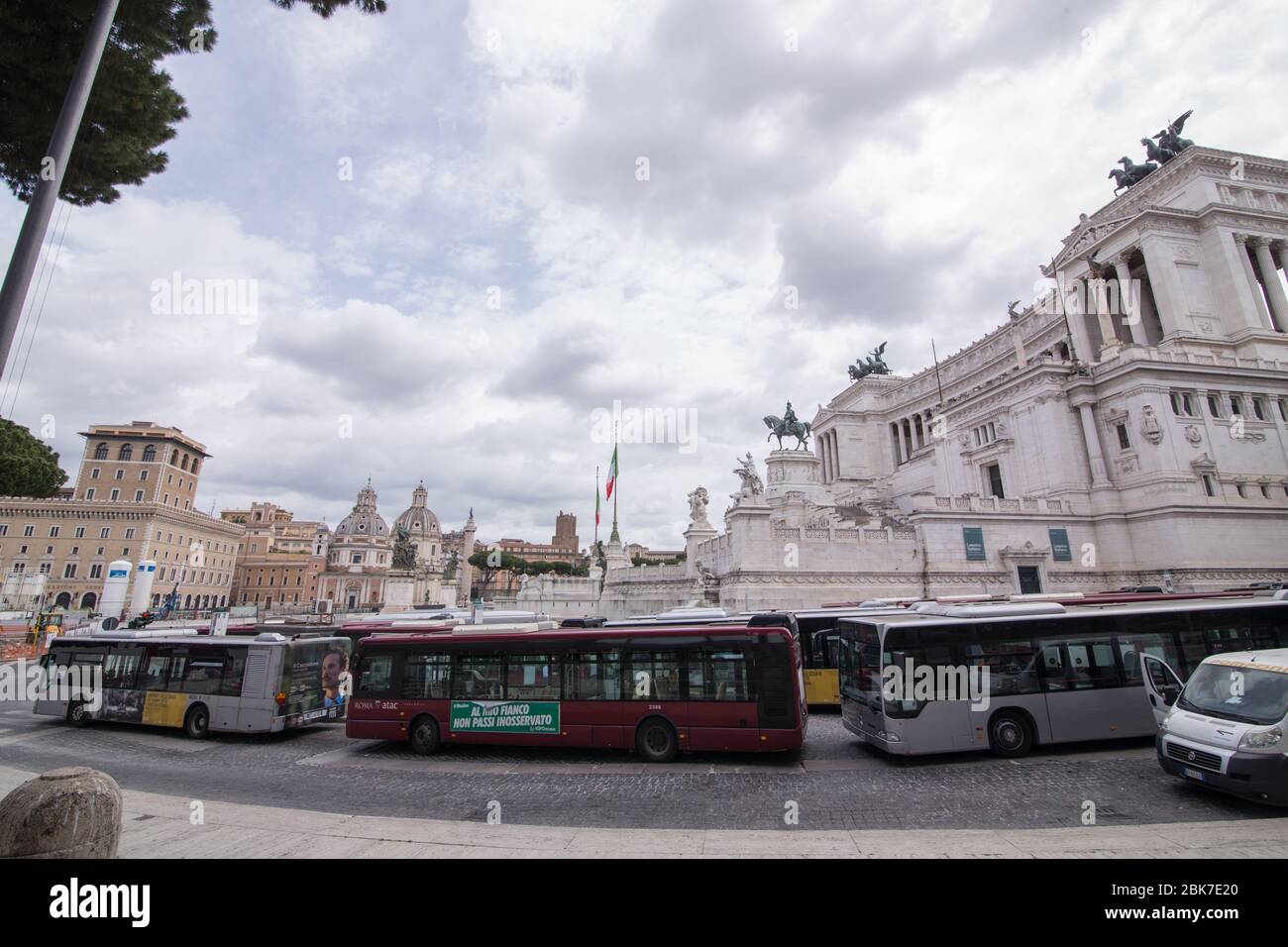 Roma, Italie. 02 mai 2020. Bus à la Piazza Venezia à Rome (photo de Matteo Nardone/Pacific Press) crédit: Pacific Press Agency/Alay Live News Banque D'Images