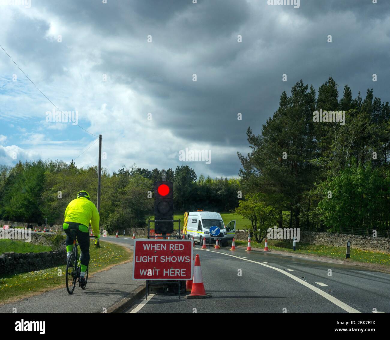 Trafic arrêté par fuite d'eau sur la route Banque D'Images