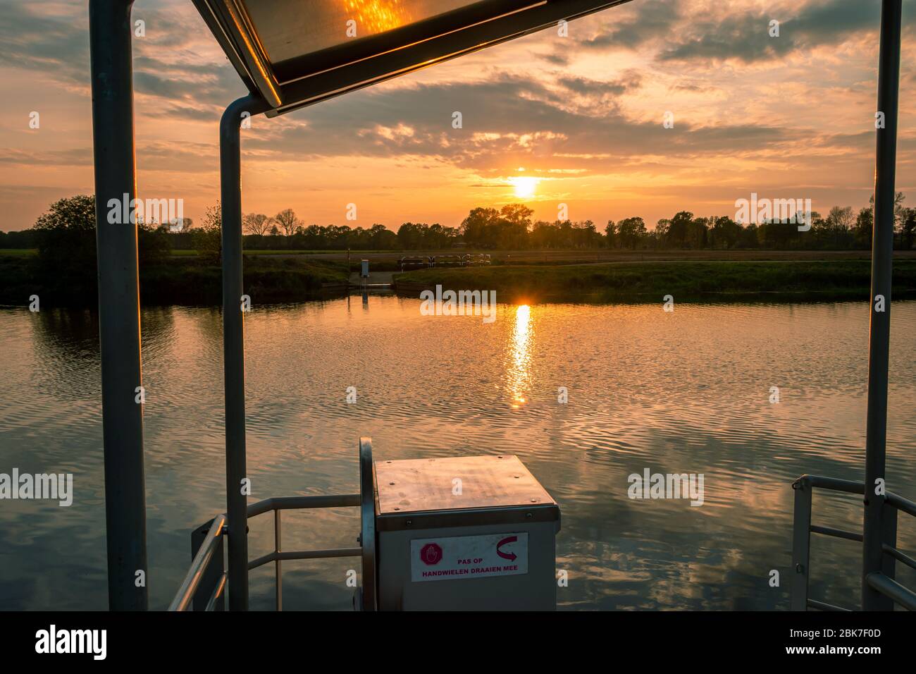 Faire du vélo aux Pays-Bas, province d'Overijssel dans la magnifique réserve naturelle et traverser le ferry à vélo à travers la rivière Vecht Banque D'Images