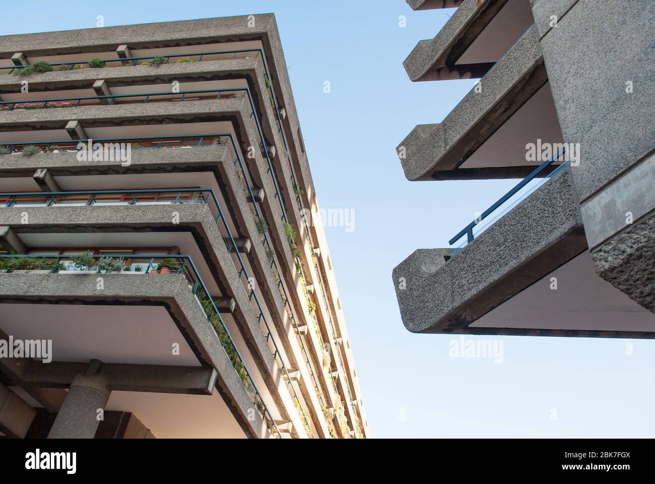 Béton années 1960 Architecture brutaliste Barbican Estate par Chamberlin Powell et bon Architects Ove Arup sur Silk Street, Londres Banque D'Images
