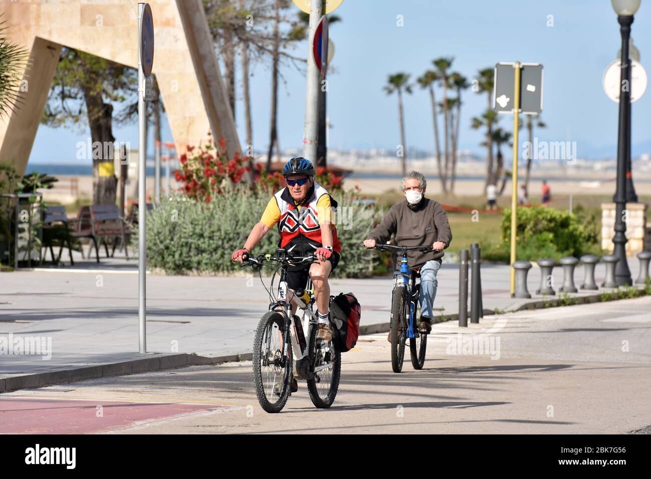 Un cycliste qui longe la plage de Vendrell.Espagne soulève certaines restrictions d'état d'alarme dans lesquelles les gens peuvent faire des sports individuels entre 6 h et 10 h et entre 20 h et 23 h la nuit. Les personnes à charge qui doivent sortir accompagnés sont réservées un horaire de 10 h à 12 h et de 19 h à 20 h. Banque D'Images