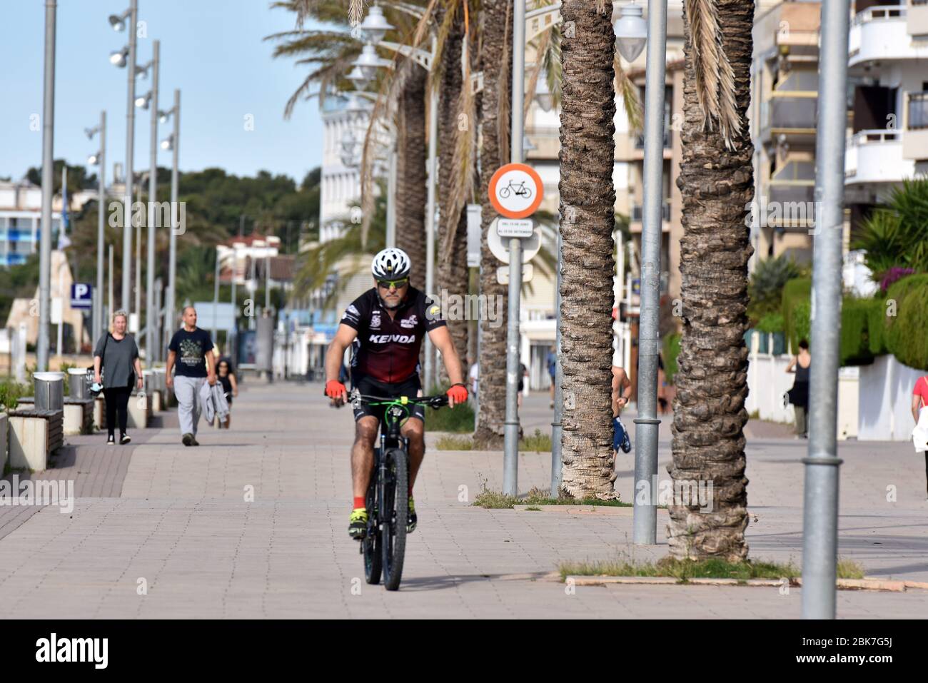 Un cycliste qui longe la plage de Vendrell.Espagne soulève certaines restrictions d'état d'alarme dans lesquelles les gens peuvent faire des sports individuels entre 6 h et 10 h et entre 20 h et 23 h la nuit. Les personnes à charge qui doivent sortir accompagnés sont réservées un horaire de 10 h à 12 h et de 19 h à 20 h. Banque D'Images