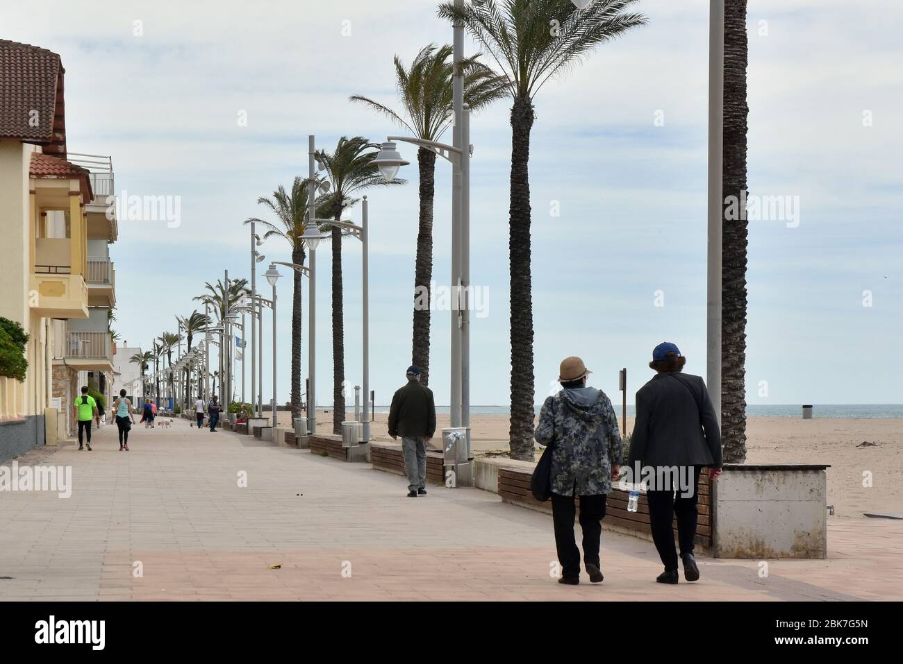 Plusieurs personnes qui descendent dans une rue le long de la plage.l'Espagne lève certaines des restrictions d'état d'alarme dans lesquelles les gens peuvent aller faire des sports individuels entre 6 h et 10 h et entre 20 h et 23 h la nuit. Les personnes à charge qui doivent sortir accompagnés sont réservées un horaire de 10 h à 12 h et de 19 h à 20 h. Banque D'Images