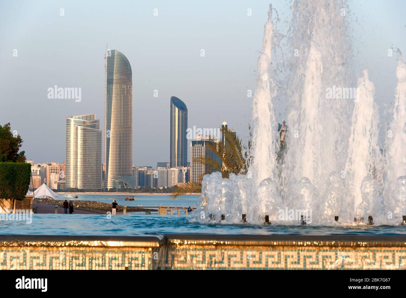 Abu Dhabi, Emirats Arabes Unis - février 2013: Gratte-ciel sur la mer Banque D'Images