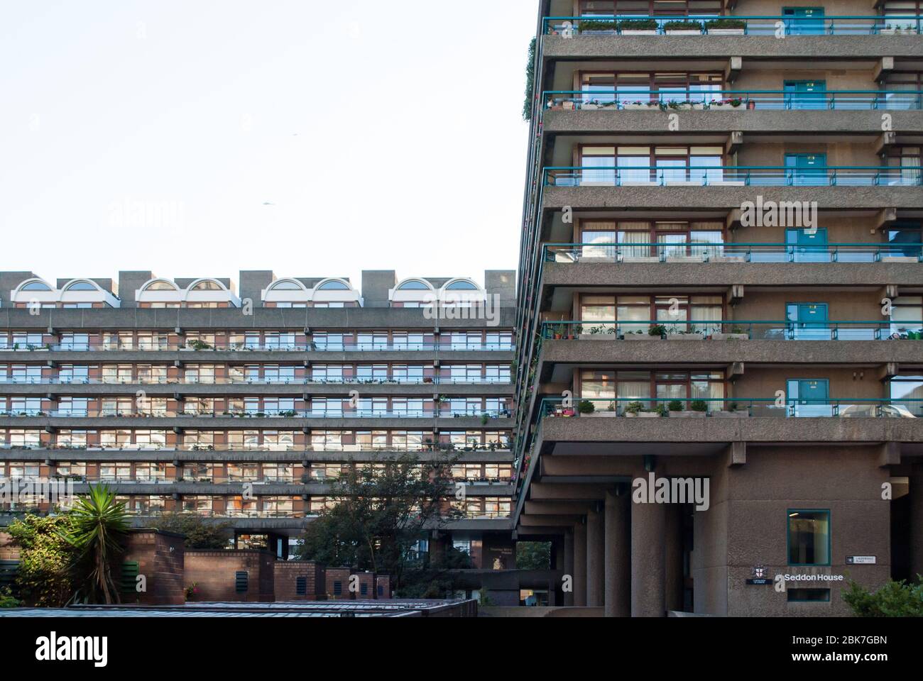 Béton années 1960 Architecture brutaliste Barbican Estate par Chamberlin Powell et bon Architects Ove Arup sur Silk Street, Londres Banque D'Images