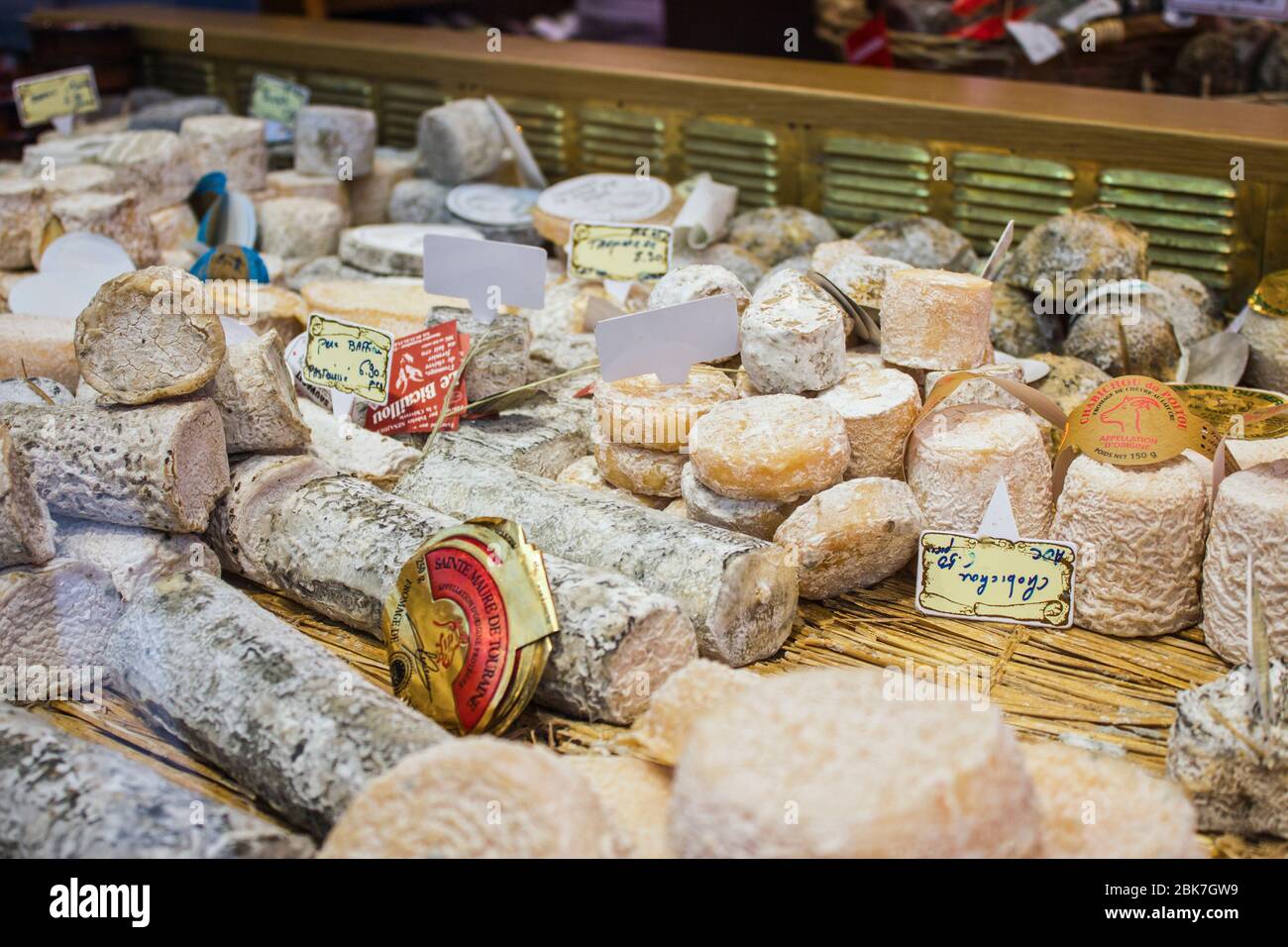 Paris - Circa mai 2011: Boutique de fromages français avec une sélection de fromages Camembert, Coulommiers, Munster, Gruyere, Comte et parmesan. Banque D'Images