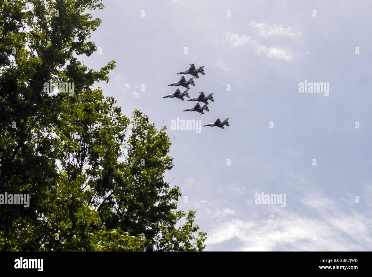 Les Thunderbirds, l'équipe de démonstration de vol aérobique de l'Air Force des États-Unis, composée de six avions F-16 C Fighting Falcon, effectuent un survol avec les US Navy Blue Angels, dans la zone de métro de Washington, DC à Silver Spring, Maryland, le samedi 2 mai 2020. Le survol salue les premiers intervenants dans la lutte contre la pandémie de Coronavirus COVID-19.Credit: Ron Sachs/CNP | usage dans le monde entier Banque D'Images