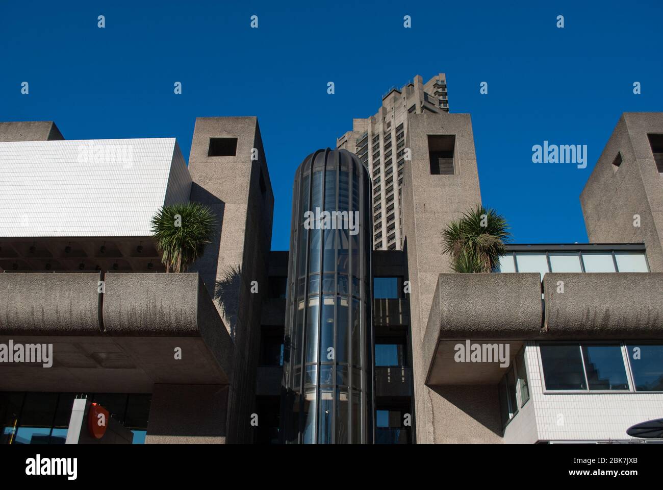 Béton années 1960 Architecture brutaliste Barbican Estate par Chamberlin Powell et bon Architects Ove Arup sur Silk Street, Londres Banque D'Images