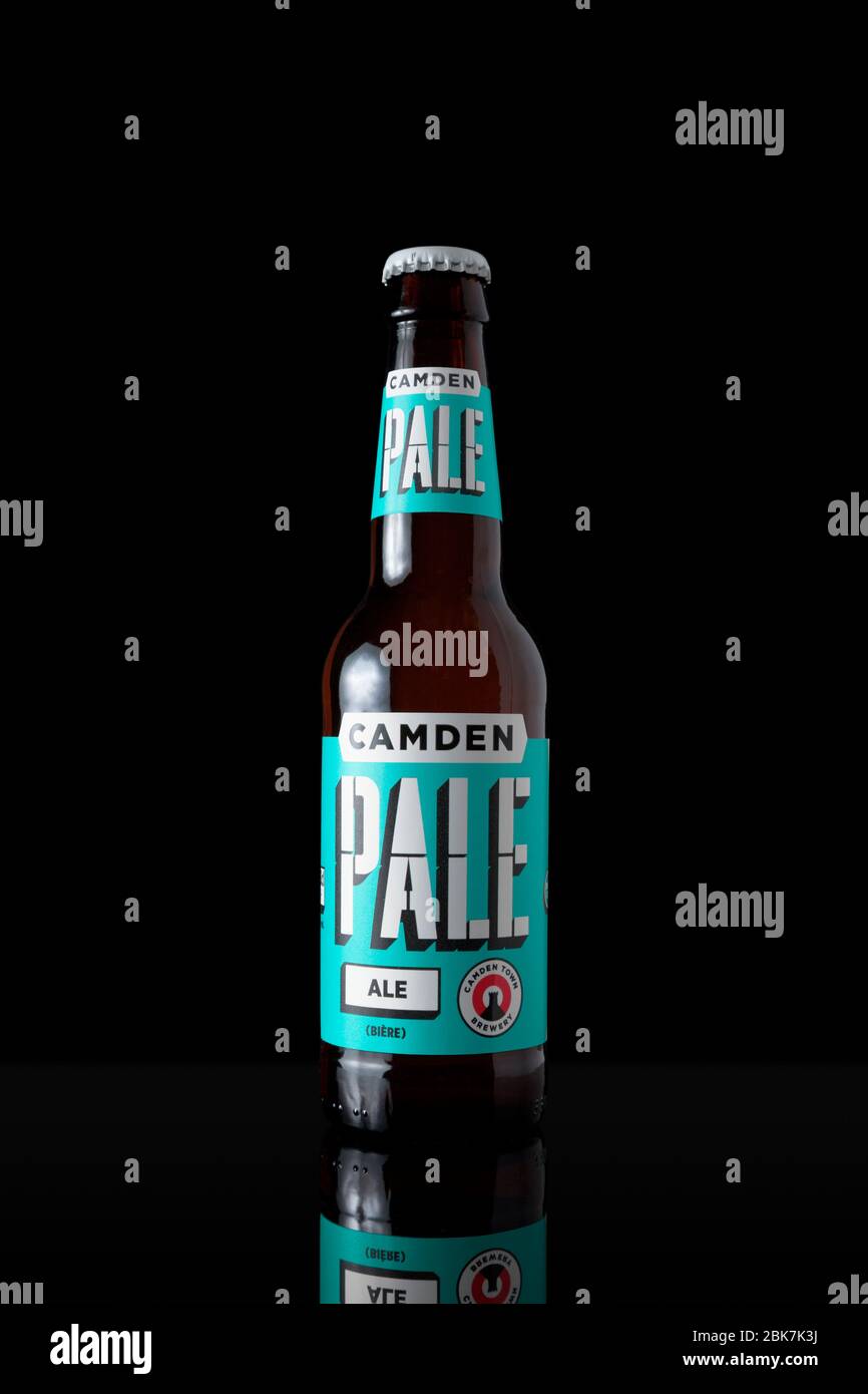Bouteille de bière britannique (Camden Pale) isolée sur fond noir. Banque D'Images
