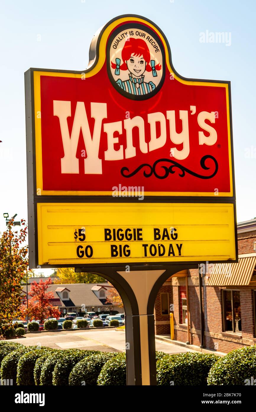 Charlotte, NC/USA - Novenber 9, 2019: Feu moyen extérieur de rouge, blanc et jaune 'Wendy's' signe avec marque, logo et publicité contre bleu clair Banque D'Images