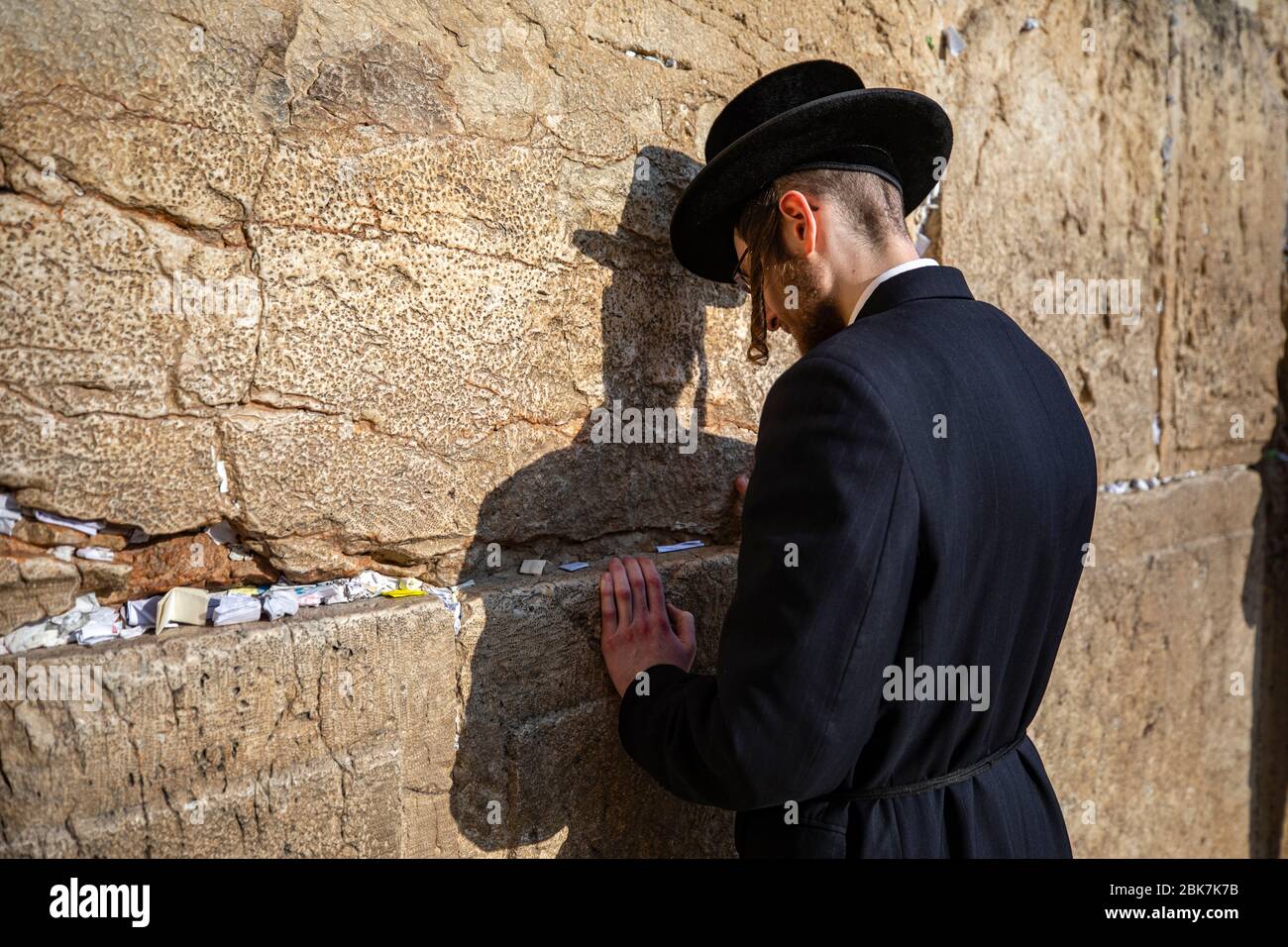 Adorateurs juifs au mur occidental de Jérusalem en Israël Banque D'Images