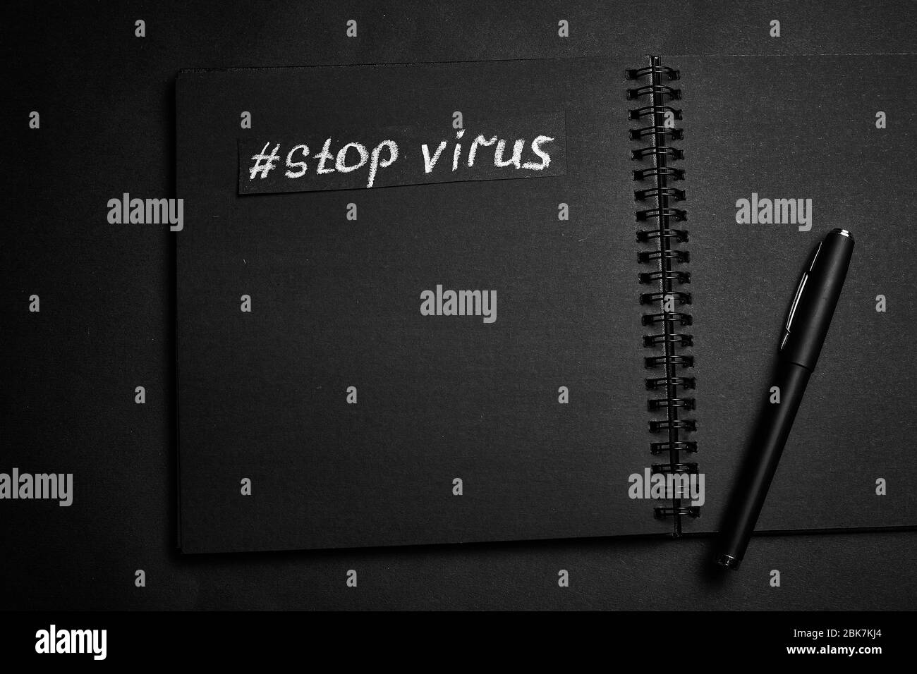 Arrêter le virus. L'inscription sur un fond noir. Banque D'Images