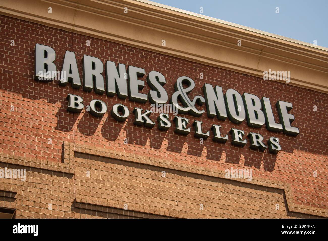 Photo horizontale à la lumière du jour de la marque et du logo « Barnes & Noble Booksellers » sur la façade de leur librairie. Banque D'Images