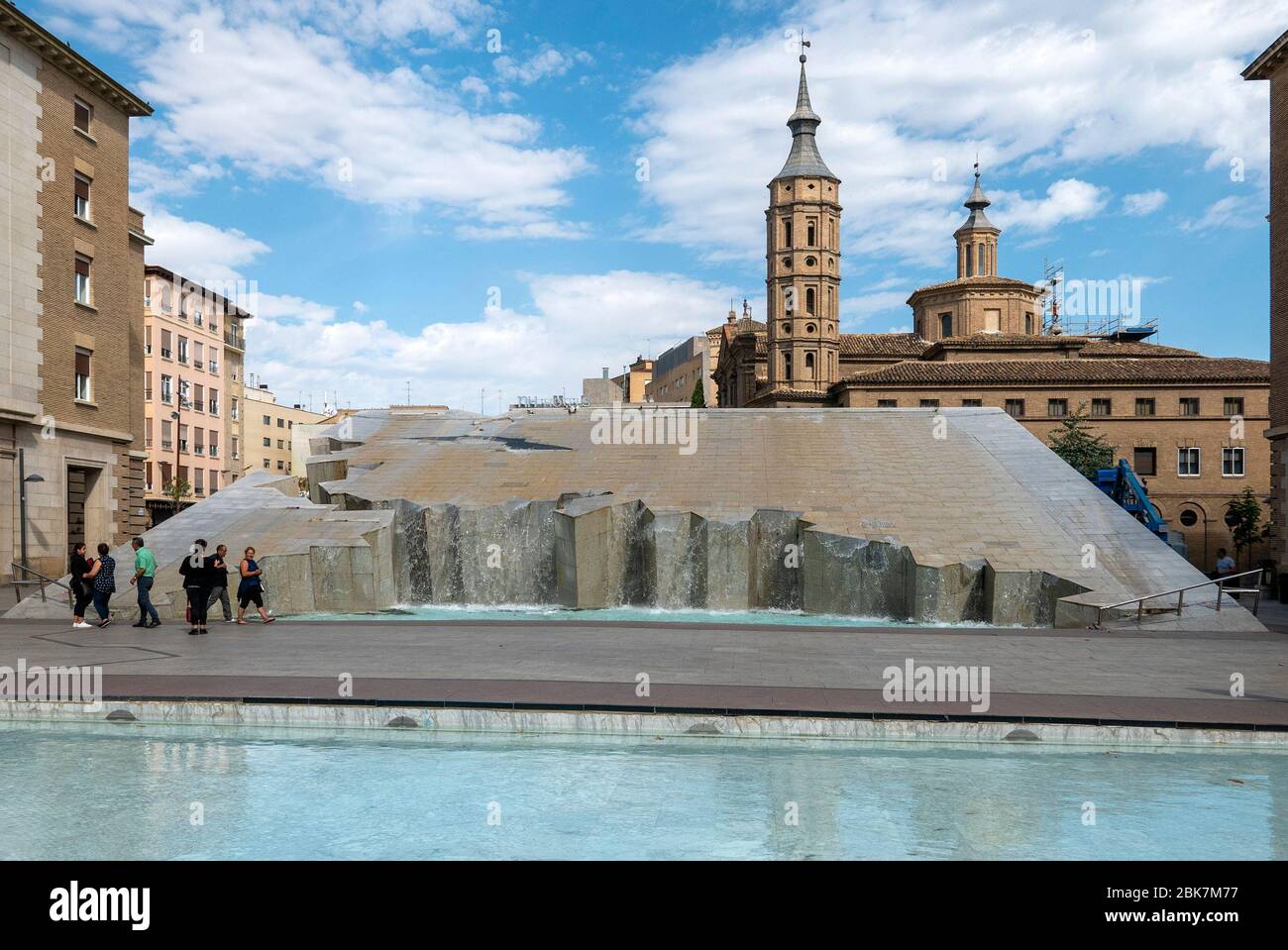 Fuente de la Hispanidad avec l'église Iglesia de San Juan de los Panetes en arrière-plan, Saragosse, Espagne Banque D'Images