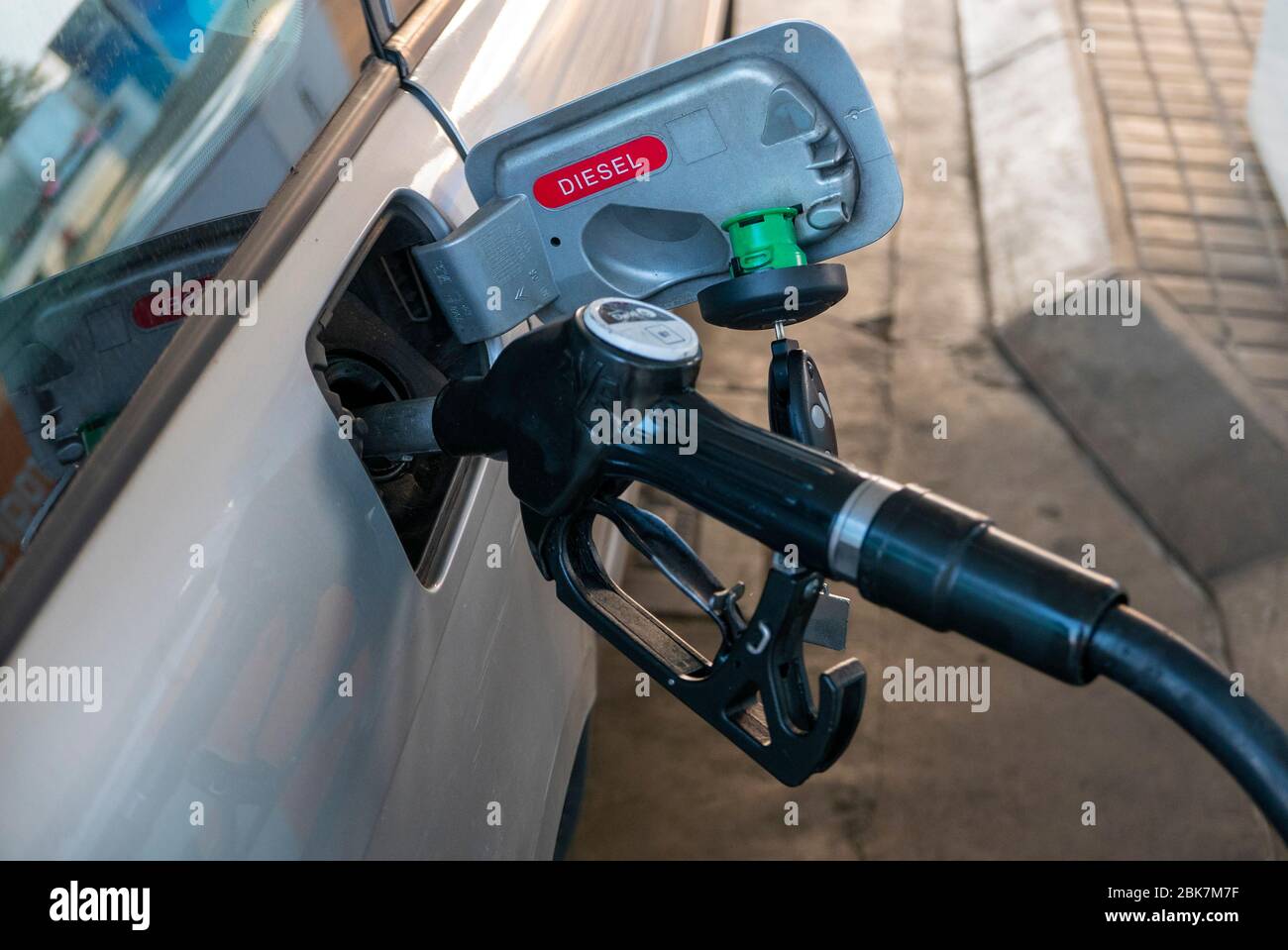Gros plan sur le gicleur de pompe à gaz qui remplit une voiture diesel Banque D'Images