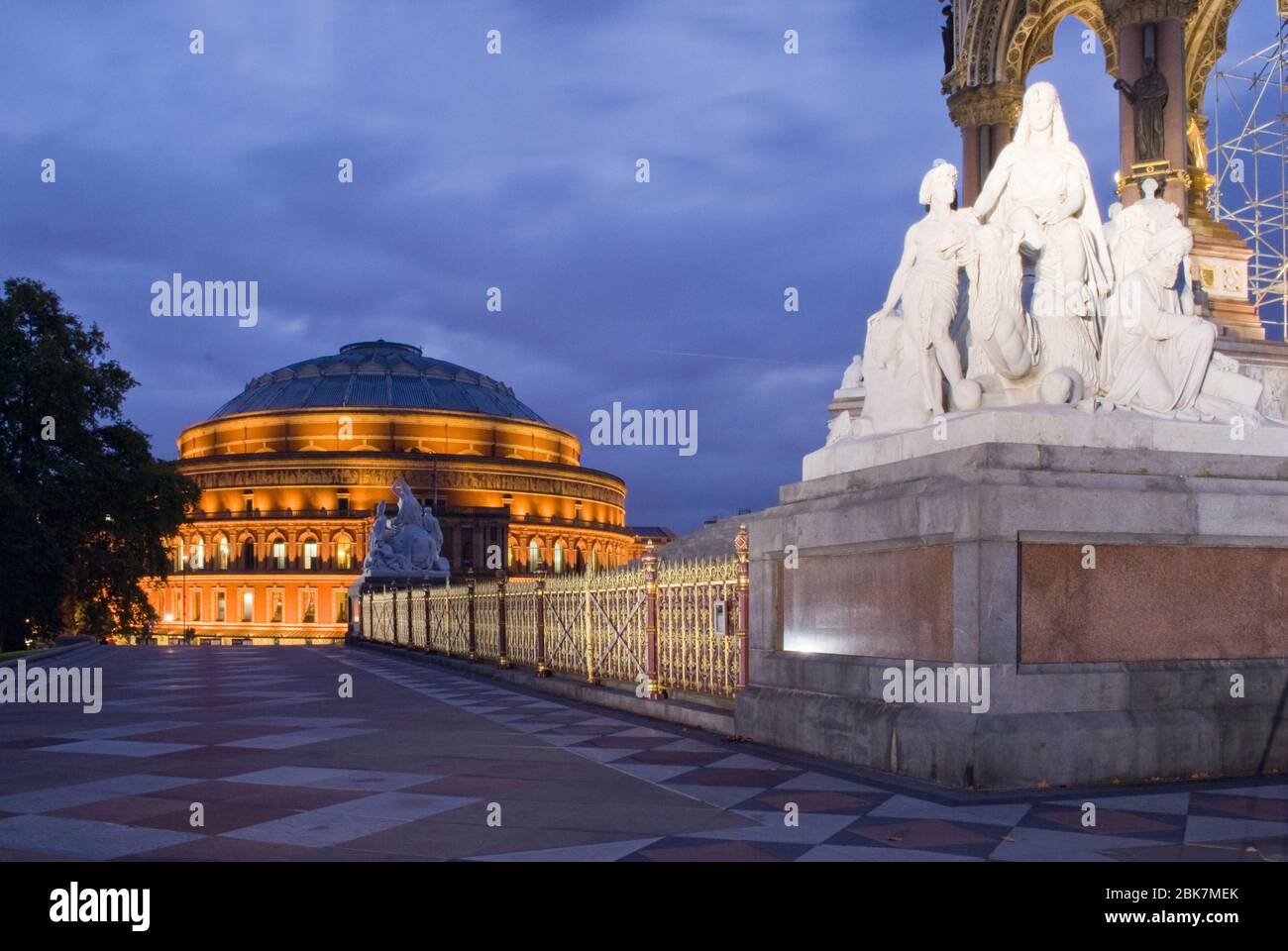 Amphithéâtre Red Brick Night Dark Lights BBC Proms Royal Albert Hall Kensington Gore, South Kensington, Londres SW7 par le capitaine Francis Fowke Banque D'Images