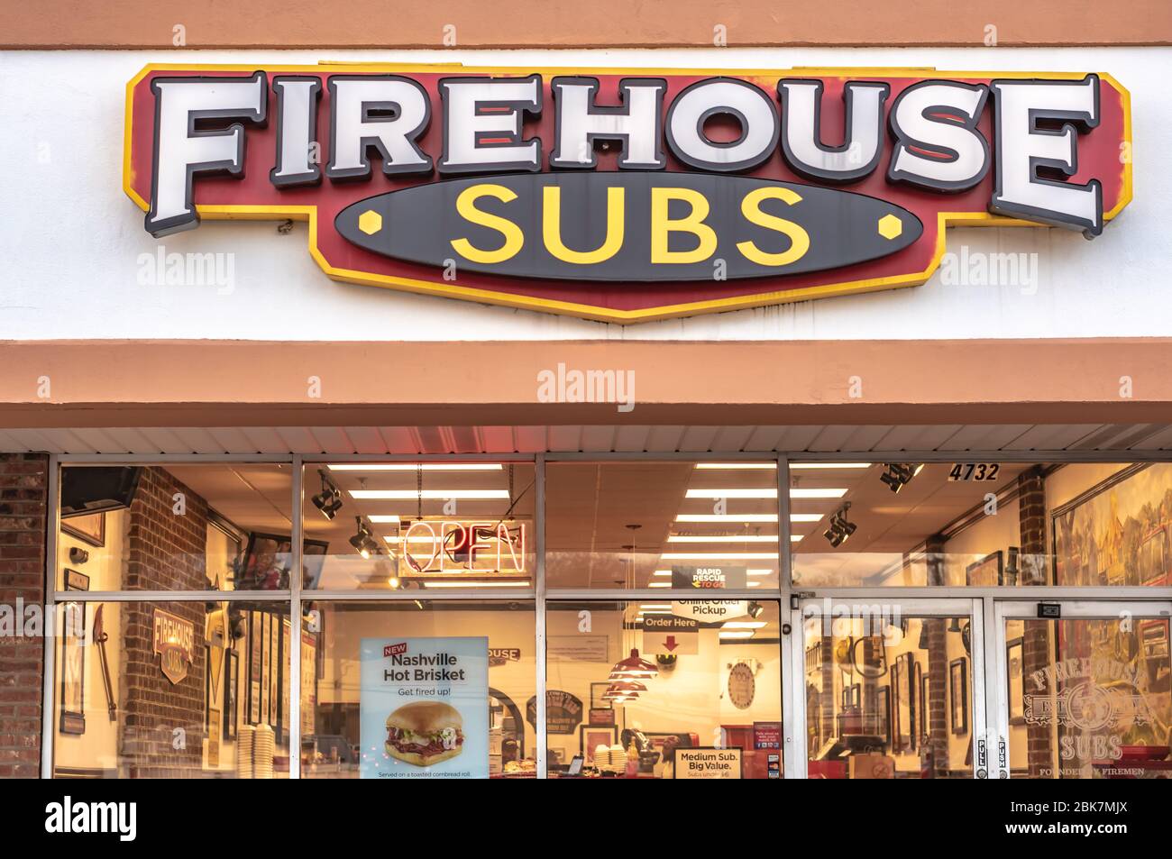 Charlotte, NC/USA - 26 décembre 2019: Façade de la boutique de sandwich "Firehouse Subs" montrant la signalisation de marque/logo et l'intérieur éclairé du restaurant. Banque D'Images