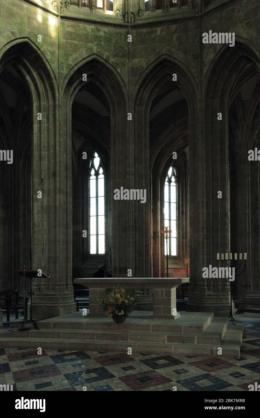 Mont Saint-Michel, France - 13 octobre 2012 : autel de l'église-abbaye Saint-Michel. Banque D'Images