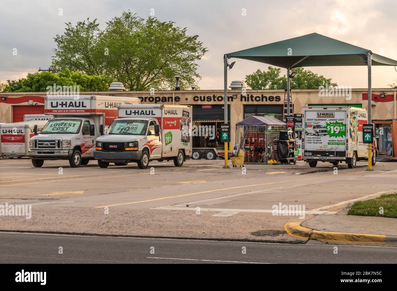 Charlotte, NC/USA - 10 mai 2019 : photo moyenne de « U-Haul » sur South Blvd. Montrant la marque, les installations, les camions de location, les remorqueurs et l'équipement de déménagement Banque D'Images