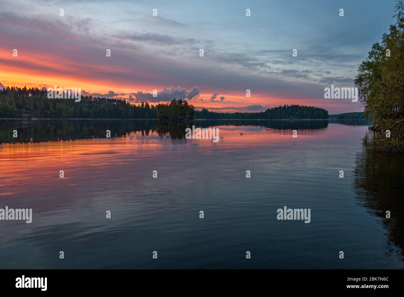 Un ciel magnifique après le coucher du soleil. Soirée sur un lac en Finlande Banque D'Images