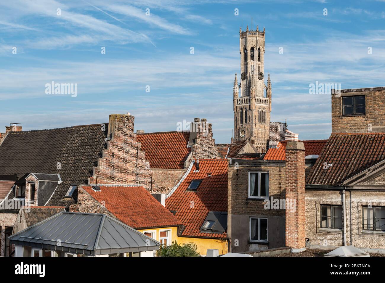Vue sur la vieille ville de Bruges Belgique. La tour Belfry dépasse des toits de tuiles typiques. Banque D'Images