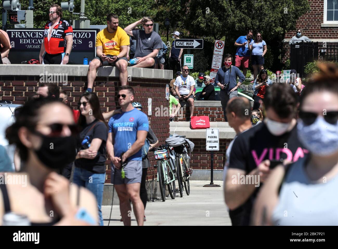 Washington, États-Unis. 02 mai 2020. Les gens près de la région de Columbia Heights regardent les Thunderbirds de la Marine américaine Blue Angels de l'armée de l'air américaine qui ont terminé un survol à Washington, DC, le 2 mai 2020, en hommage aux travailleurs essentiels pendant la pandémie de coronavirus. - "America Strong", qui se tiendra dans diverses villes américaines, reconnaît les travailleurs de la santé, les premiers intervenants, les militaires et d'autres membres du personnel essentiel sur les lignes de front de la lutte contre la pandémie COVID-19, selon le département américain de la défense. (Photo d'Oliver Contreras/SIPA USA) crédit: SIPA USA/Alay Live News Banque D'Images