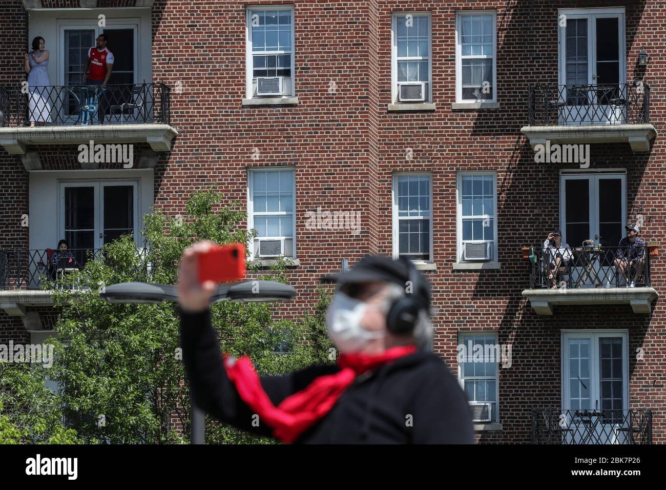 Washington, États-Unis. 02 mai 2020. Les gens près de la région de Columbia Heights regardent les Thunderbirds de la Marine américaine Blue Angels de l'armée de l'air américaine qui ont terminé un survol à Washington, DC, le 2 mai 2020, en hommage aux travailleurs essentiels pendant la pandémie de coronavirus. - "America Strong", qui se tiendra dans diverses villes américaines, reconnaît les travailleurs de la santé, les premiers intervenants, les militaires et d'autres membres du personnel essentiel sur les lignes de front de la lutte contre la pandémie COVID-19, selon le département américain de la défense. (Photo d'Oliver Contreras/SIPA USA) crédit: SIPA USA/Alay Live News Banque D'Images