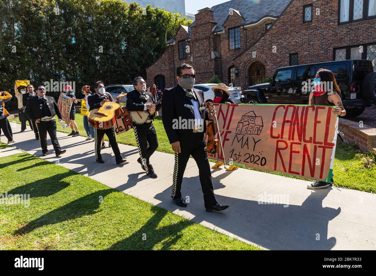Los Angeles, États-Unis. 01 mai 2020. Un groupe de droits tenantÕs se marche dans le manoir de Los Angeles MayorÕs pour démontrer les droits de renterÕs. Près de la moitié des habitants de L.A.Õs ont été en dehors du travail en raison de la pandémie de Covid-19, et beaucoup ont dû choisir d'acheter de la nourriture ou de payer le loyer. 5/1/2020 Los Angeles, Californie. USA (photo de Ted Soqui/SIPA USA) crédit: SIPA USA/Alay Live News Banque D'Images
