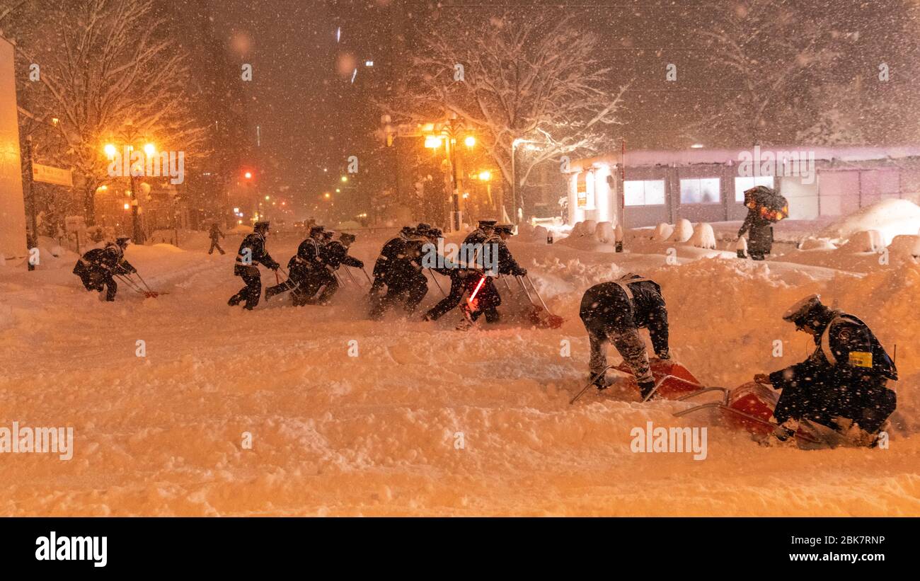 Hommes Clearing Snow Sapporo, Japon Banque D'Images