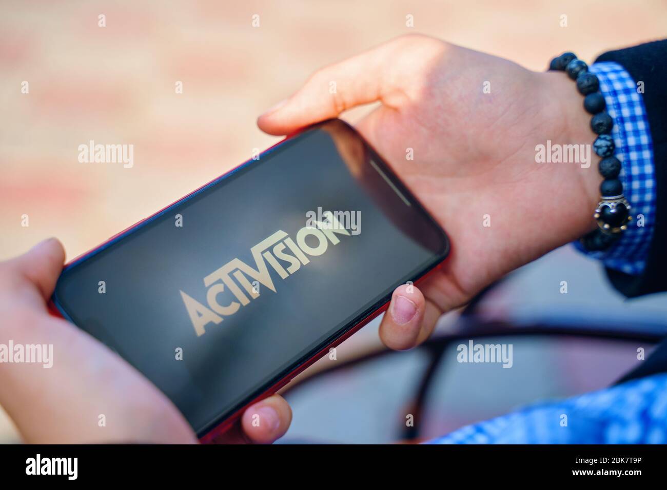 Bichkek, Kirghizistan - Octobre 4, 2019 : Man holding smartphone avec logo d'Activision à l'écran. Banque D'Images