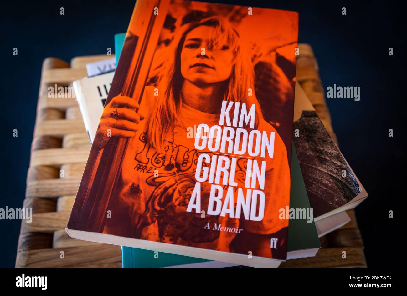 Un exemplaire de "Girl in a Band" un mémoire de Kim Gordon sur une pile de livres Banque D'Images