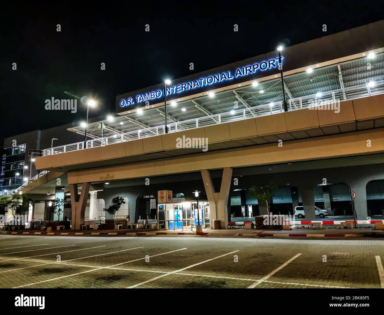 Johannesburg , Afrique du Sud - 25 janvier 2020: Un paysage nocturne de l'aéroport d'internement O R Tamboo en Afrique du Sud Banque D'Images