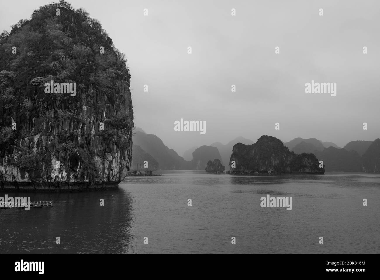 Navigation dans la baie de Ha long Banque D'Images