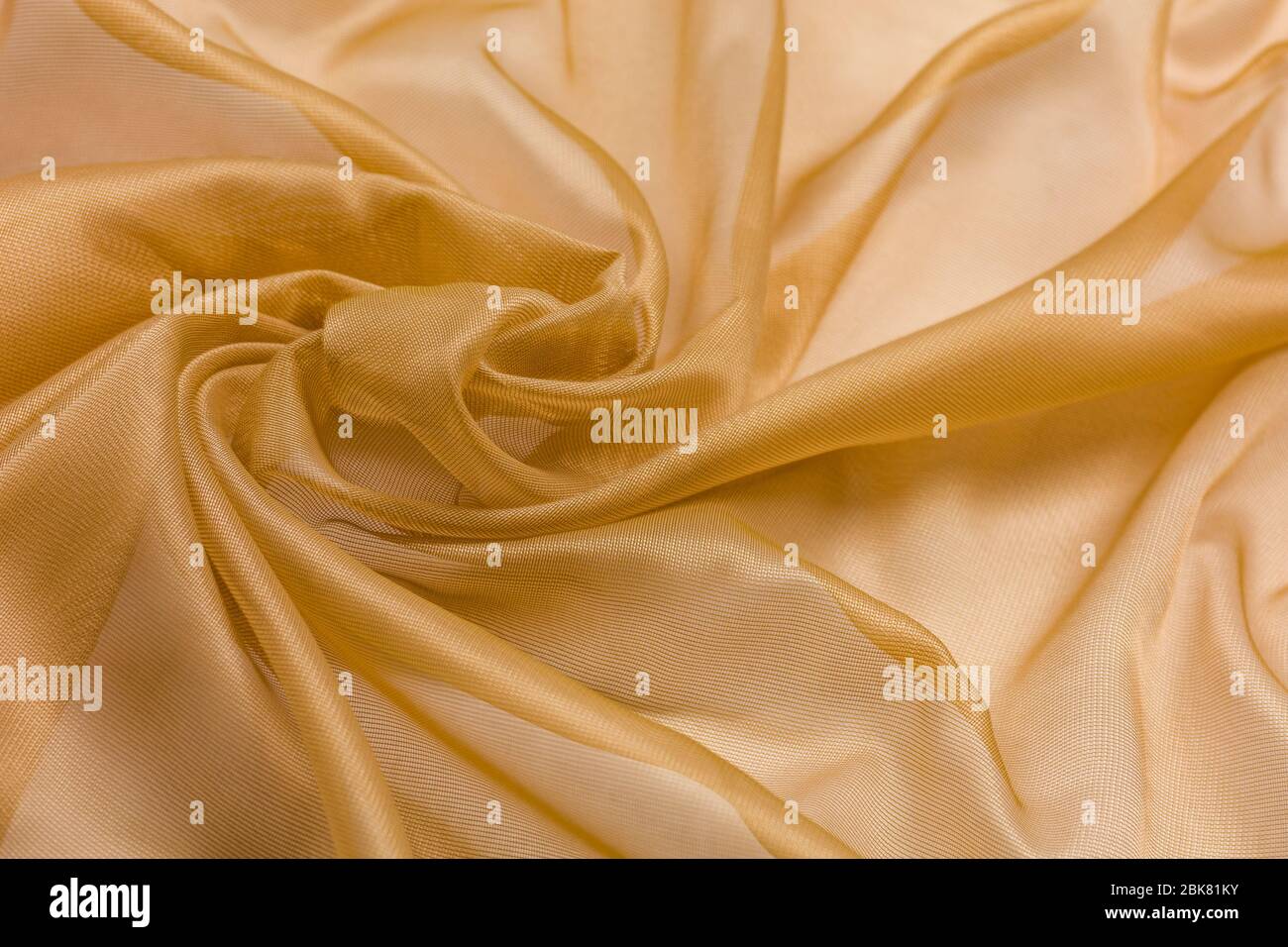 Fond en tissu brillant avec flacon beige tissu léger transparent doux Photo  Stock - Alamy
