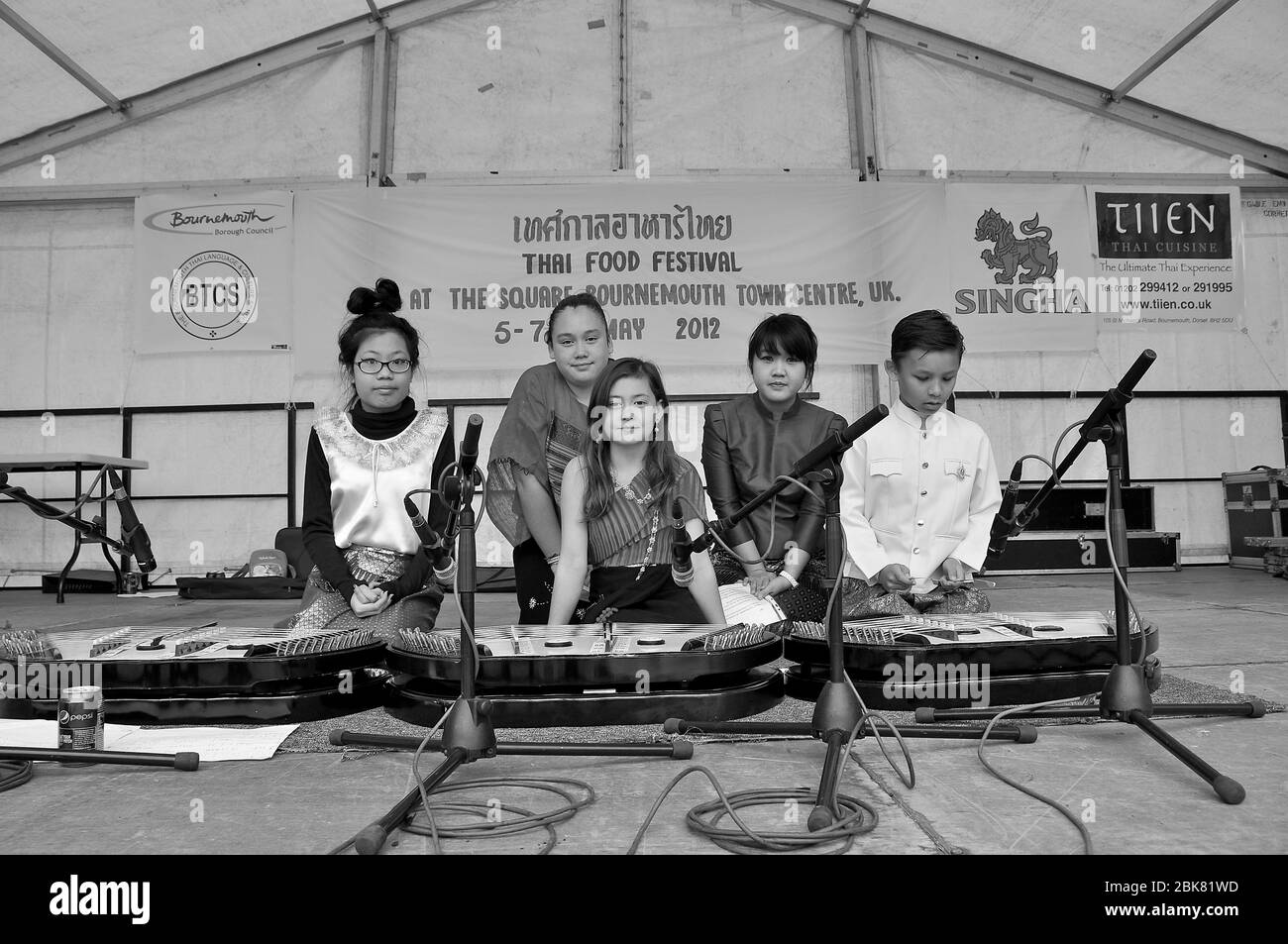 L'arôme de la cuisine thaïlandaise traditionnelle a rempli la place Bournemouth au cours des vacances en banque . C'était le troisième Festival de la nourriture thaïlandaise visant à unir ceux du patrimoine mixte thaïlandais et anglais . Il y avait beaucoup à faire et à voir, y compris la boxe thaï et la danse thaïlandaise culturelle traditionnelle . L'événement a été parrainé par Tourisme de Thaïlande et Singha Beer ... Banque D'Images