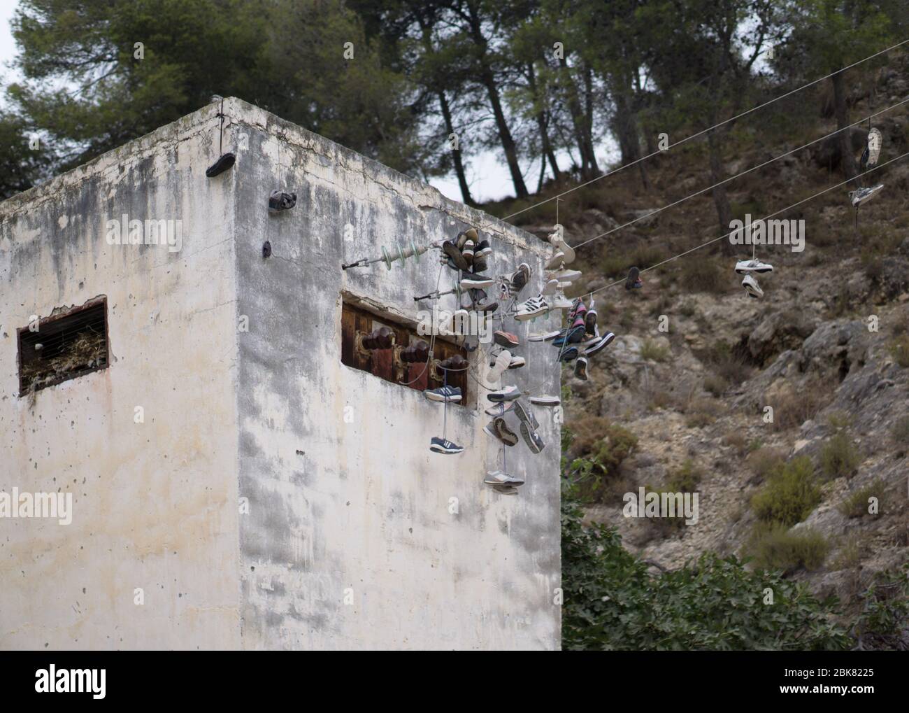 Ruine avec des chaussures près de la rivière Chillar à Nerja, Andalousie Banque D'Images