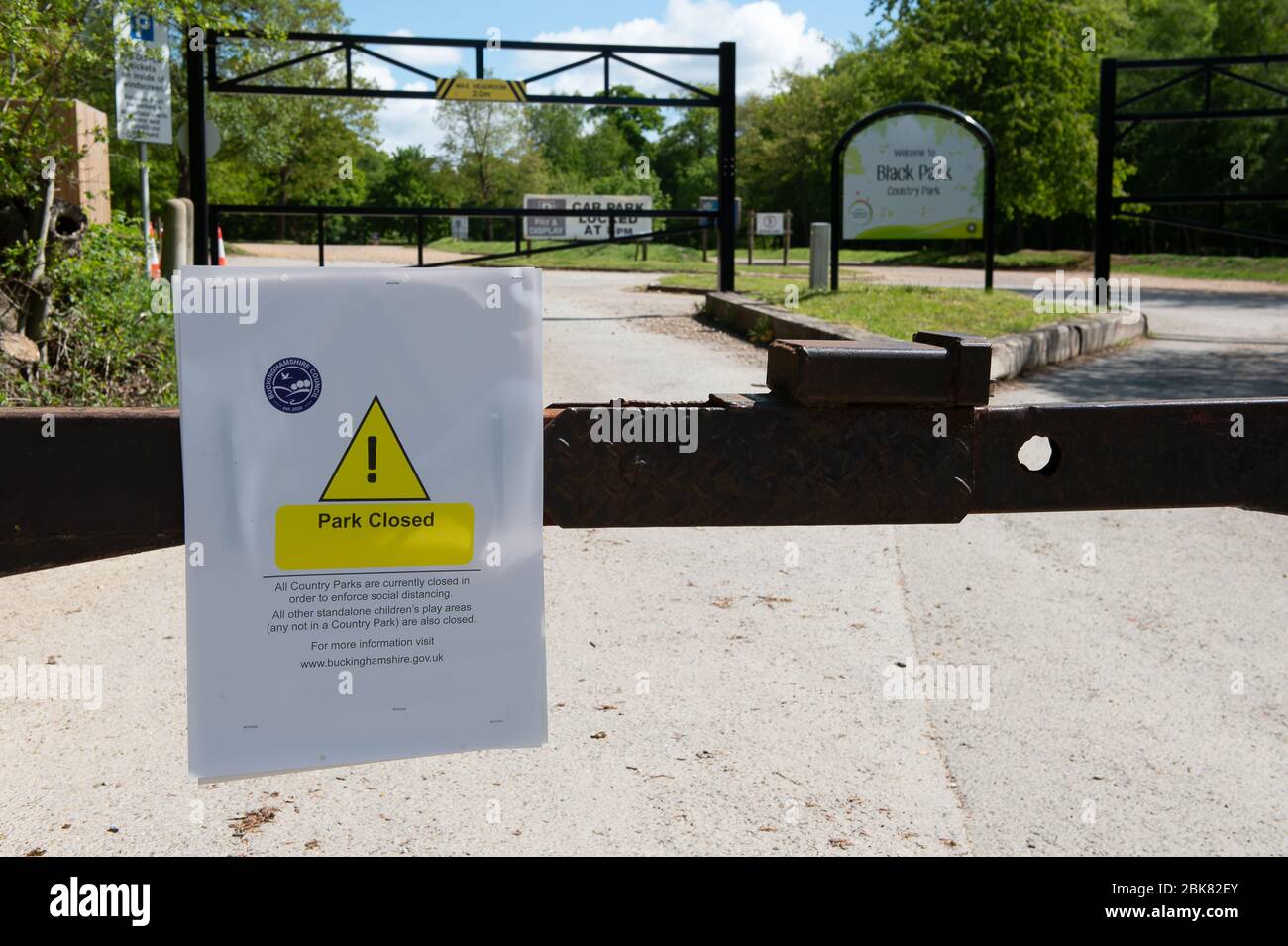 Slough, Berkshire, Royaume-Uni. 2 mai 2020. Le parking et le café du Black Park restent fermés pendant la pandémie de coronavirus. Cependant, les droits publics de traverser le parc restent ouverts aux personnes pour faire leur exercice quotidien. Le parc est géré par le conseil du comté de Bucks. Crédit : Maureen McLean/Alay Banque D'Images